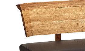 Massive Lehne mit braunem Sitzbezug und Holzgestell