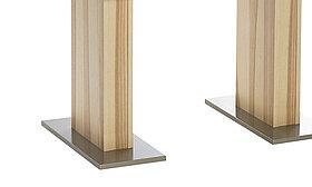 Dekorplatte mit Holzsäulen